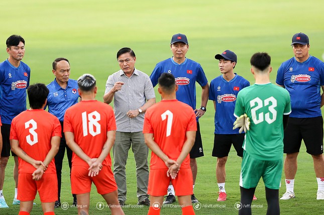 Cong Phuong was surrounded on the first day back to the Vietnam team photo 1