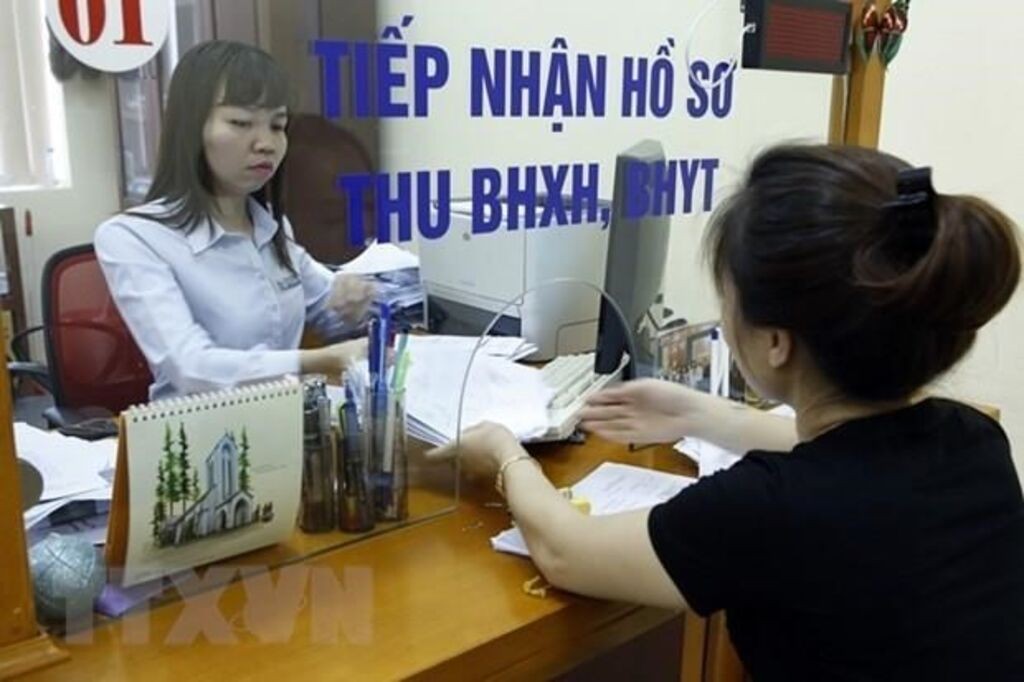 Giải quyết chế độ bảo hiểm xã hội cho người dân.