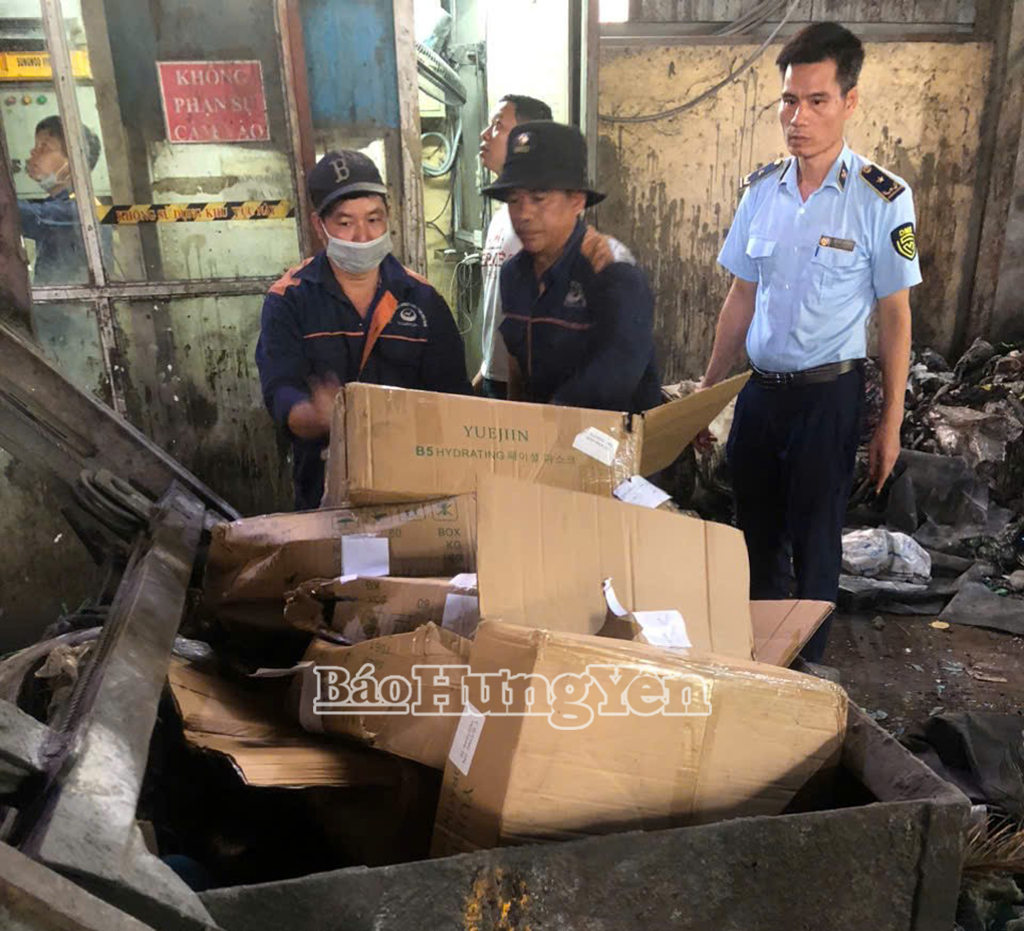 Lực lượng chức năng tỉnh tổ chức tiêu hủy các sản phẩm là mỹ phẩm không rõ nguồn gốc, xuất xứ bị thu giữ