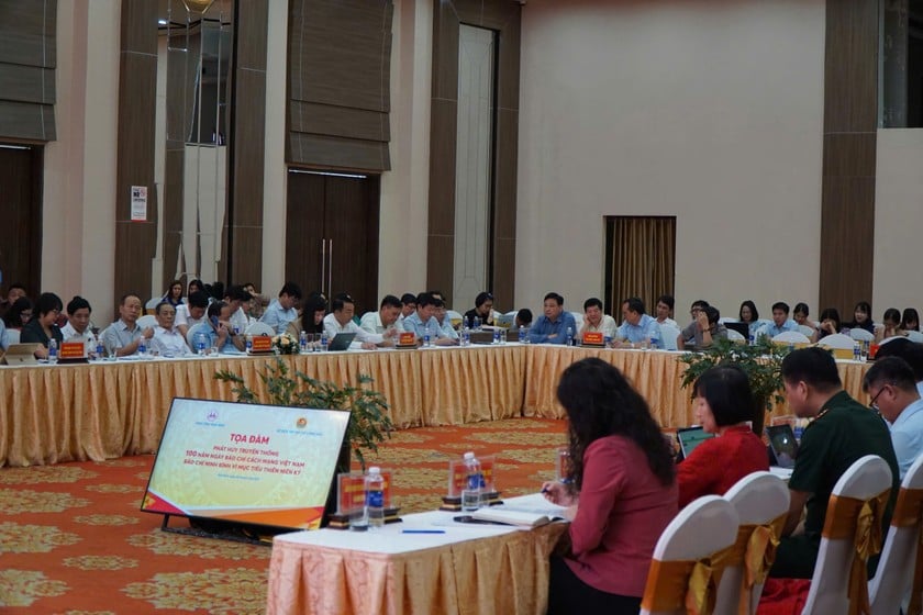 Hơn trăm đại biểu, nhà báo tham dự tại buổi Toạ đàm