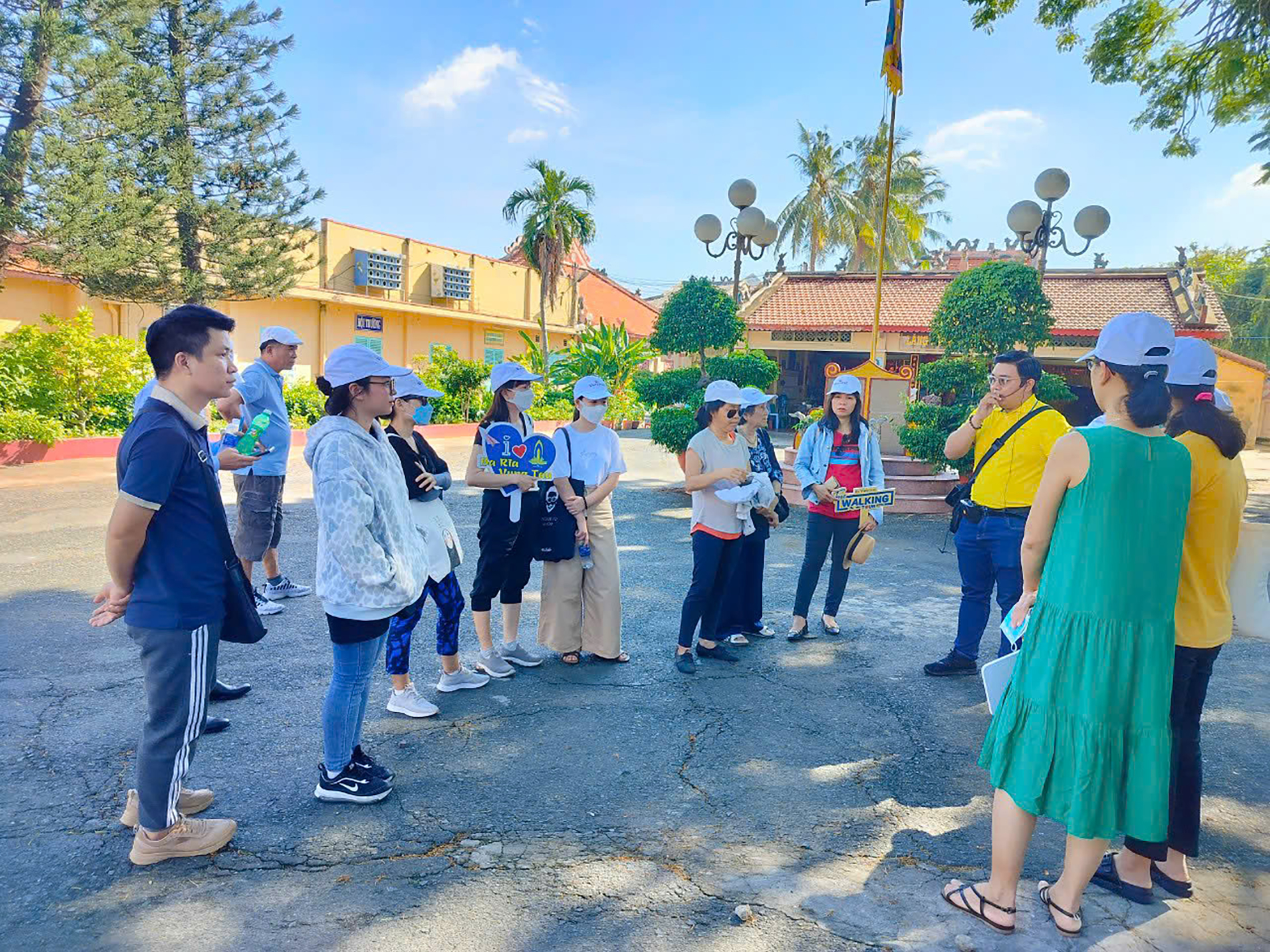 Du khách sử dụng tour đi bộ miễn phí tham quan Vũng Tàu của Vietravel Chi nhánh Vũng Tàu.