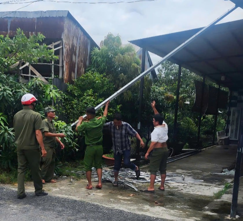 Lực lượng Công an xã Nam Yên nhanh chóng có mặt giúp dân khắc phục hậu quả sau lốc xoáy
