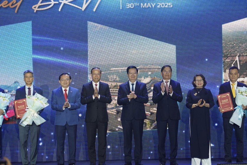 Phó Thủ tướng Mai Văn Chính cùng lãnh đạo tỉnh đã trao giấy chứng nhận đăng ký đầu tư cho các doanh nghiệp, nhà đầu tư.