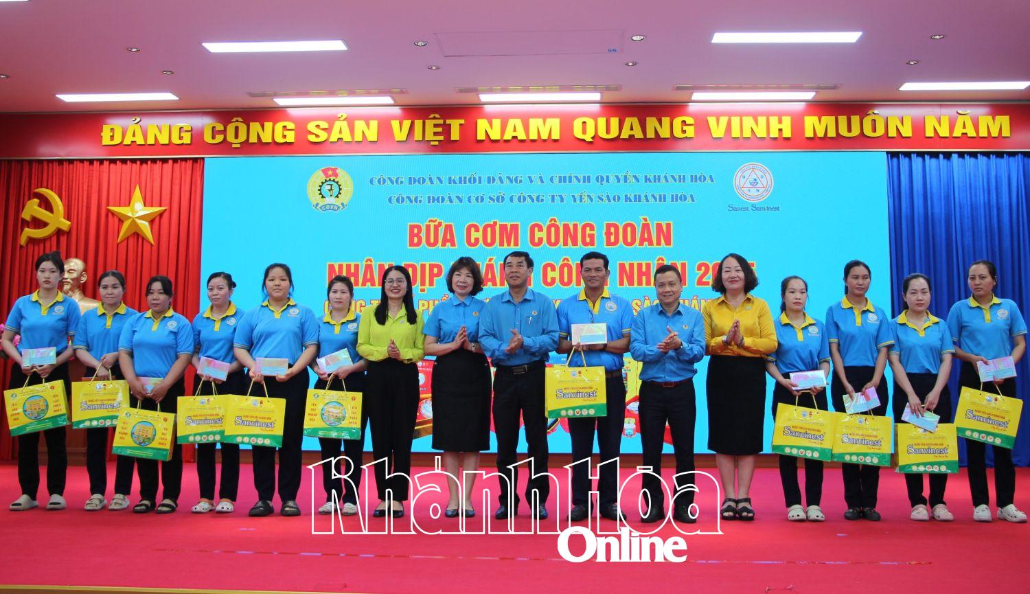 Lãnh đạo Liên đoàn Lao động tỉnh trao hỗ trợ cho đoàn viên, người lao động.