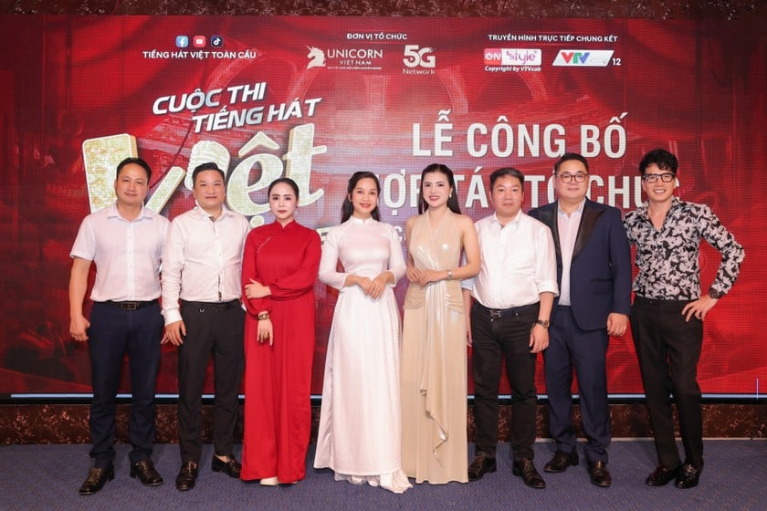 BTC và các nghệ sĩ với “Tiếng hát Việt toàn cầu 2025” (ảnh Hòa Nguyễn).