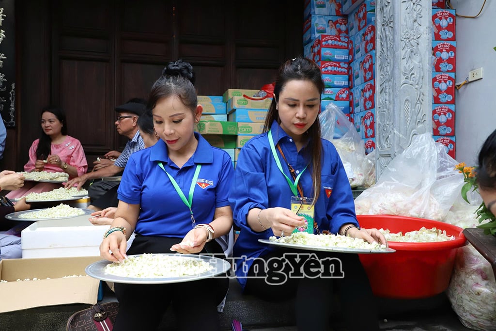 អ្នក​ស្ម័គ្រ​ចិត្ត​ជ្រើស​រើស​ផ្កា​ស្រស់​ជា​ខ្សែ​ក្រវាត់​ដើម្បី​ប្រគល់​ជូន​ប្រតិភូ និង​ភ្ញៀវ​ក្នុង​ពិធី។