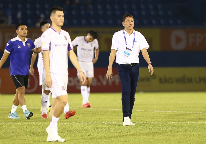 Tiến Linh gục mặt và muôn vàn cảm xúc khi ngồi ngoài hết trận - Ảnh 8.