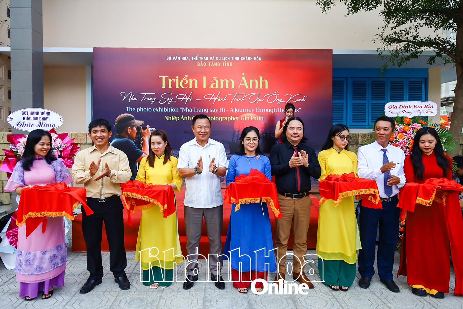 Đại biểu thực hiện nghi thức cắt băng khai mạc triển lãm ảnh.

