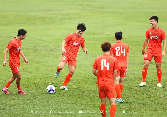 Cong Phuong was surrounded on the first day back to the Vietnam team photo 2