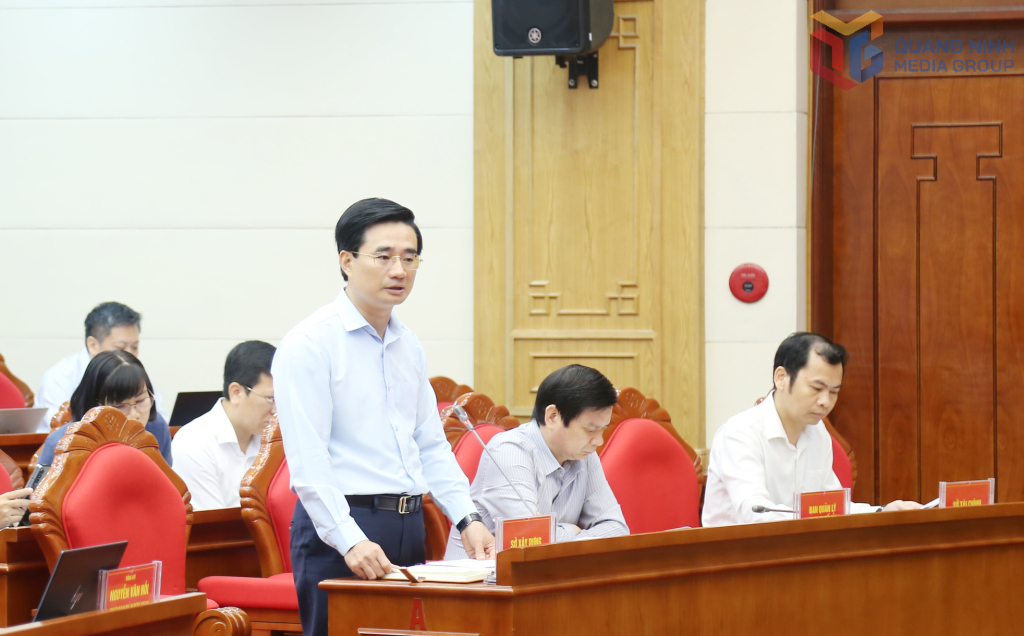 Đồng chí Nguyễn Anh Tú, Giám đốc Sở Xây dựng, phát biểu tại hội nghị.