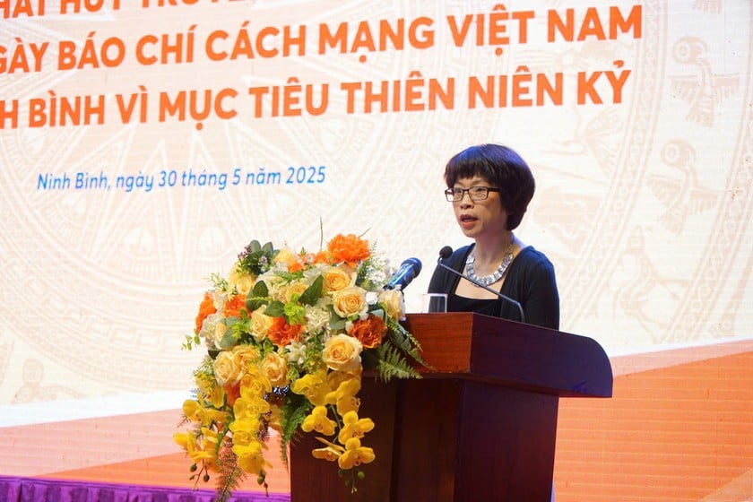Nhà văn, Nhà báo Phong Điệp, Phó Vụ trưởng, Phó Trưởng ban Văn hóa - Xã hội, Báo Nhân Dân, phát biểu tham luận Toạ đàm
