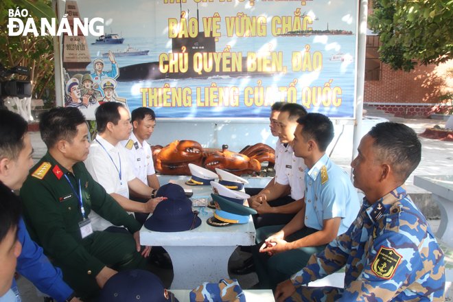 Đoàn công tác thành phố thăm hỏi, động viên cán bộ, chiến sĩ là công dân Đà Nẵng đang công tác trên đảo Song Tử Tây. Ảnh: TRỌNG HUY