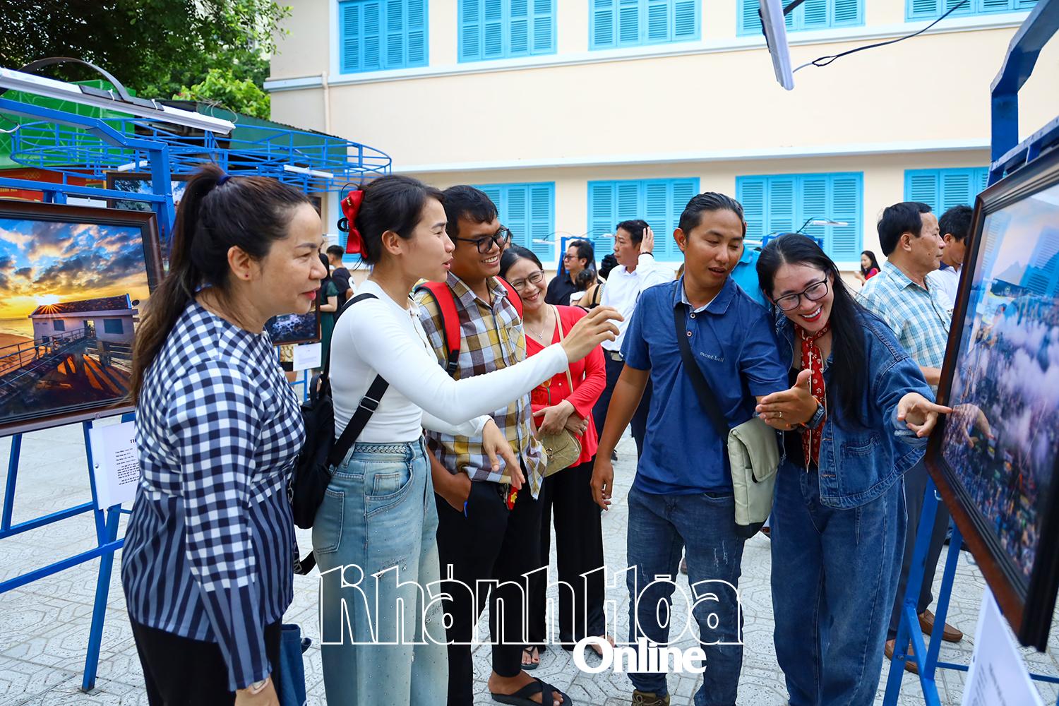Công chúng xem tác phẩm được giới thiệu tại triển lãm.