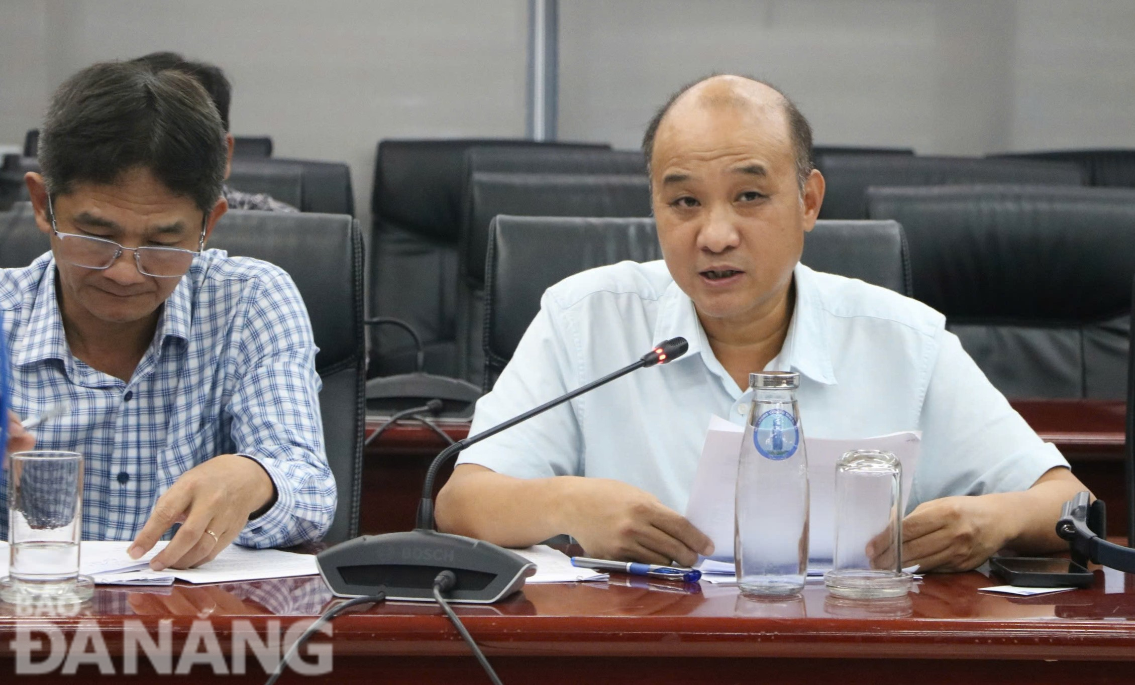 Phó Chủ tịch UBND thành phố Lê Quang Nam (phải) phát biểu tại buổi làm việc. Ảnh: M.QUẾ