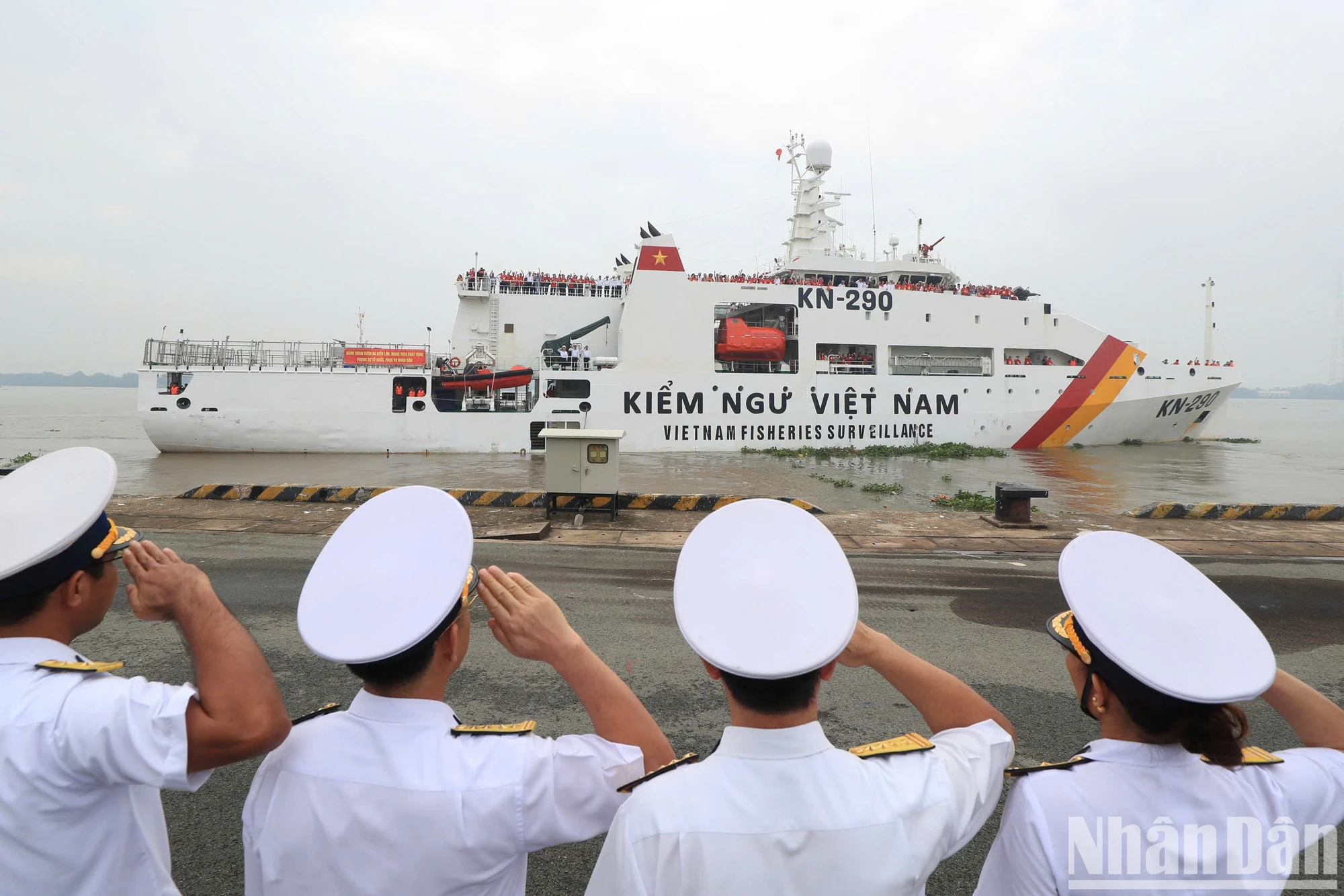 [Ảnh] Đoàn công tác 100 nhà báo của Hội Nhà báo Việt Nam thăm quân và dân huyện đảo Trường Sa ảnh 12