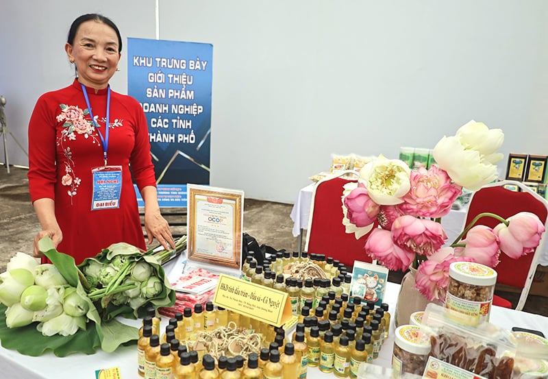 Los productos de aceite de cajeput y aceite de limoncillo de Co Nguyet (comuna de Thuan Duc, ciudad de Dong Hoi) cuentan con la confianza de clientes de todo el país.