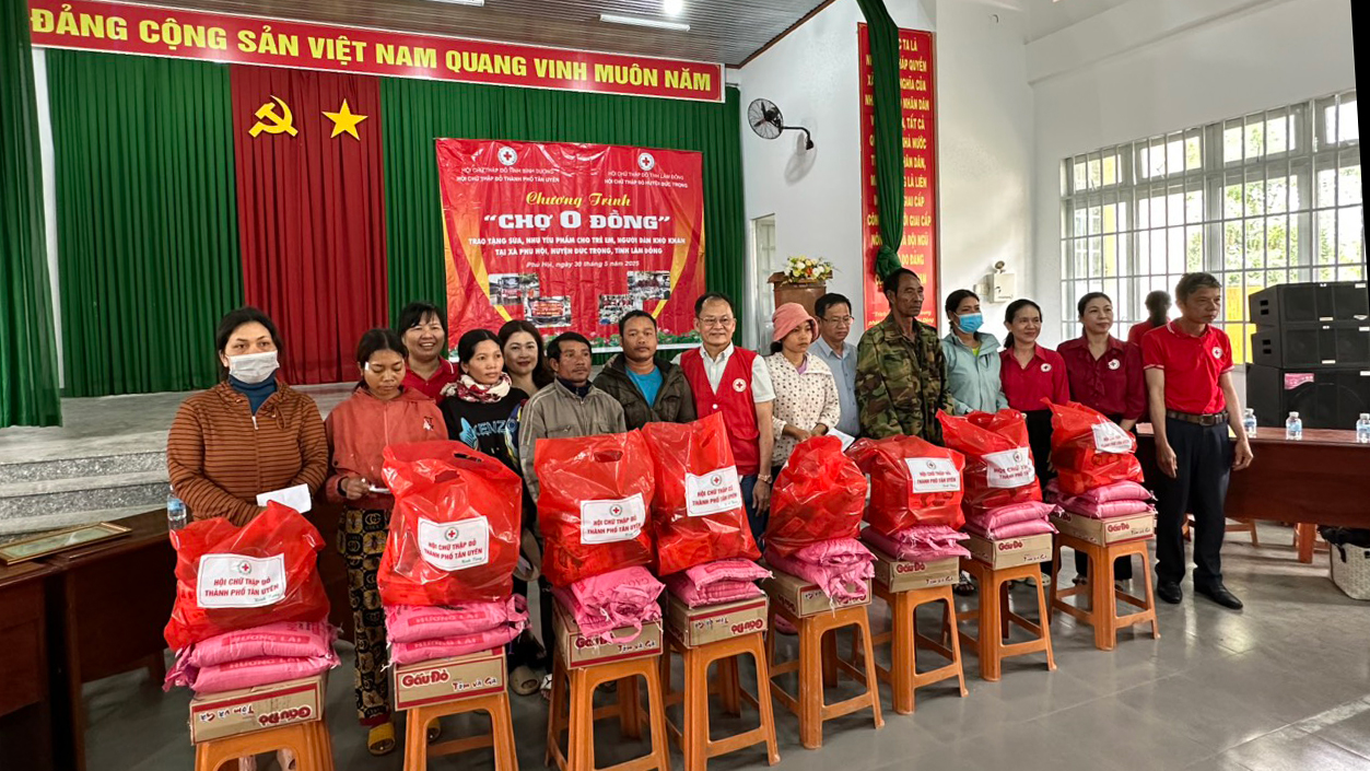 Trao quà cho người dân