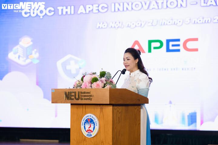 Thạc sĩ Nguyễn Thị Minh Thu, Phó Viện trưởng Viện Doanh nhân APEC, Trưởng Ban tổ chức cuộc thi phát biểu tại lễ tổng kết, trao giải.