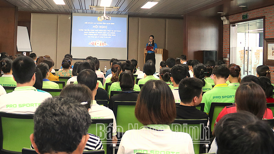 La Federación Provincial del Trabajo difunde la normativa legal sobre seguridad y salud en el trabajo a los trabajadores de Giao Thuy Professional Sports Fashion Joint Stock Company.
