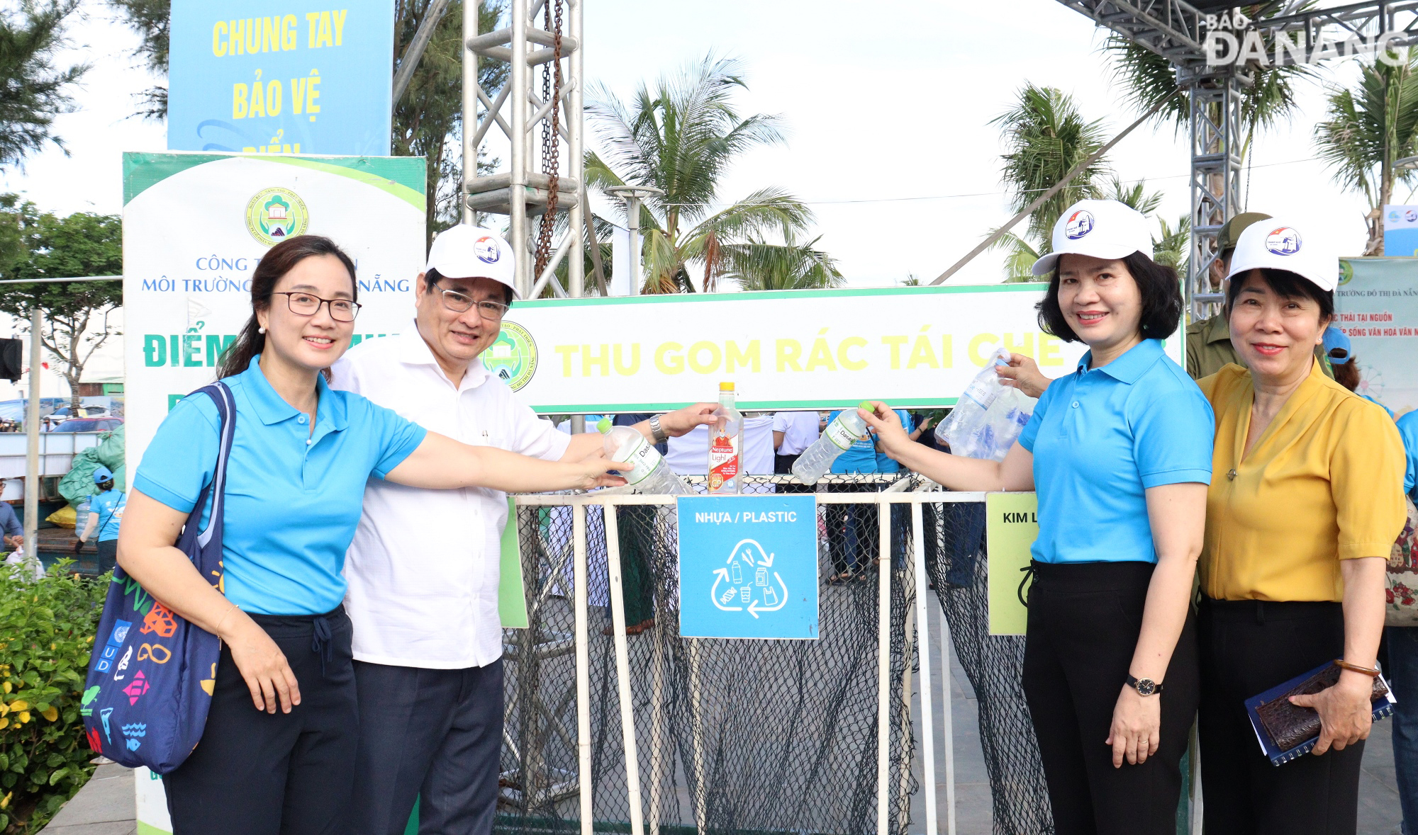 Bí thư Quận ủy Thanh Khê Nguyễn Thành Tiến (thứ 2, từ trái sang), Chủ tịch Hội Liên hiệp Phụ nữ thành phố Đà Nẵng Hoàng Thị Thu Hương (thứ 3, từ trái sang), Điều phối viên quốc gia Chương trình Phát triển Liên Hợp quốc (UNDP) Nguyễn Thị Thu Huyền (bìa trái) tham gia thu gom rác thải nhựa. Ảnh: HOÀNG HIỆP