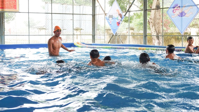 Kình ngư số 1 Việt Nam Nguyễn Huy Hoàng dạy bơi cho trẻ em miền núi Gia Lai- Ảnh 2.