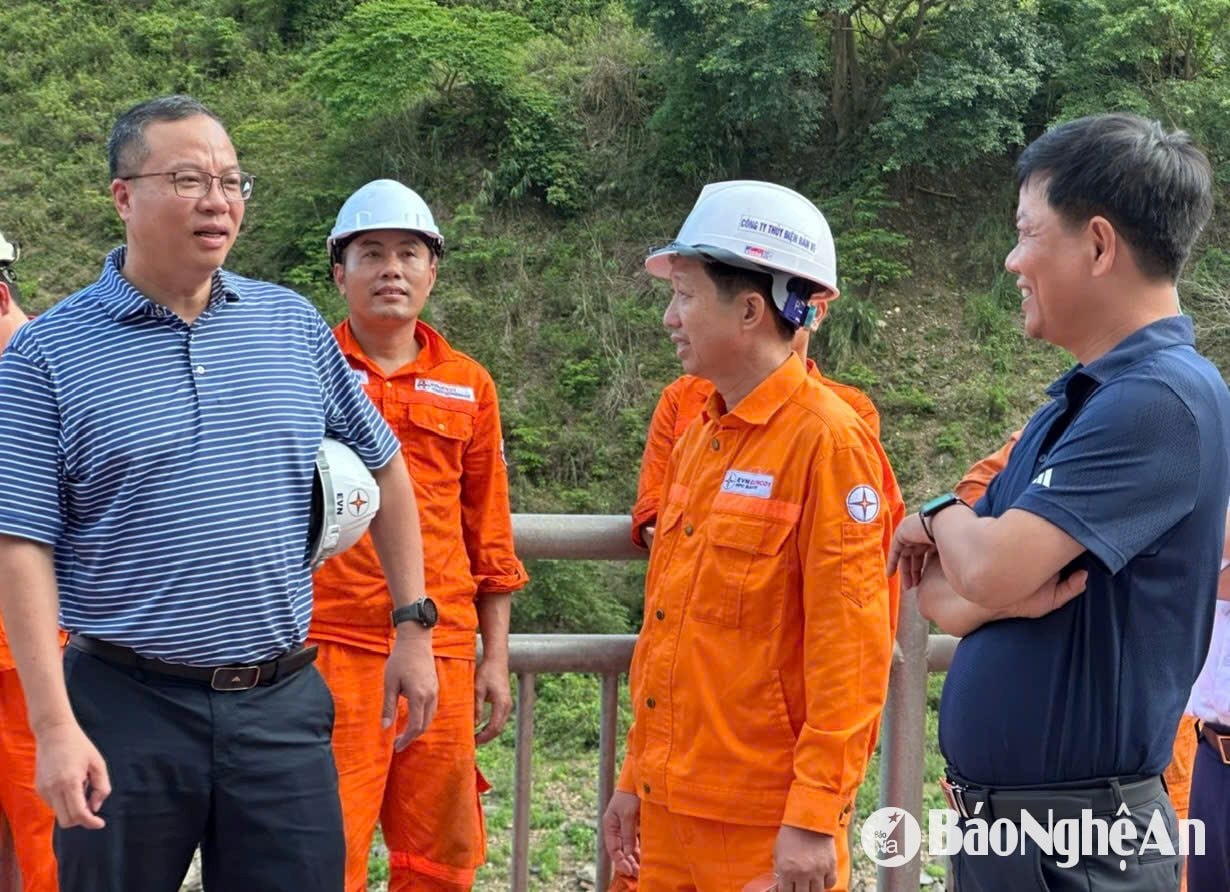 Ông Lê Hải Đăng kiểm tra thực tế tại Nhà máy Thủy điện Bản Vẽ. Ảnh: Linh Chi