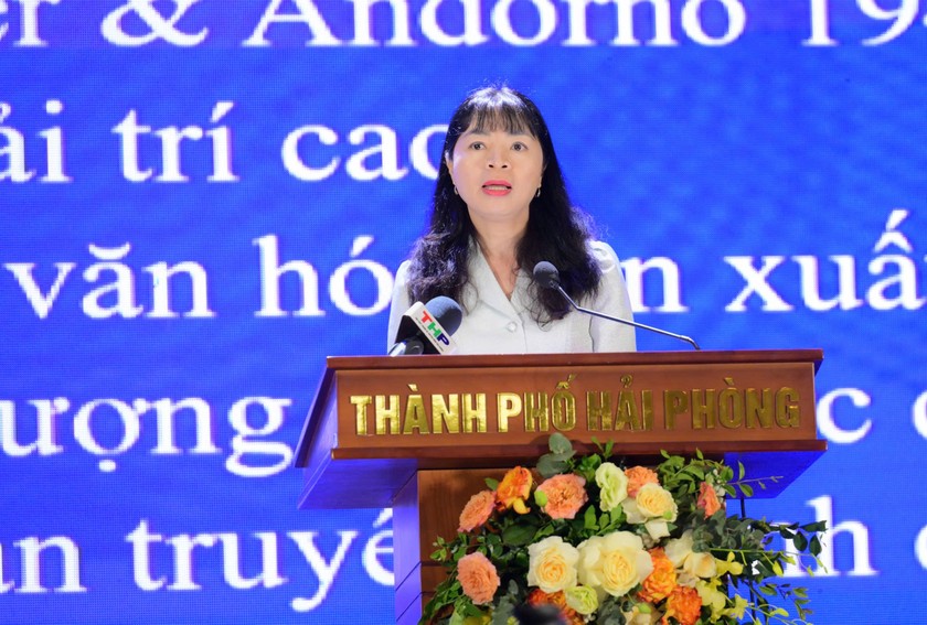 PGS.TS Đặng Thị Thu Hương - Phó Hiệu trưởng Trường Đại học Khoa học Xã hội và Nhân văn phát biểu tại diễn đàn.