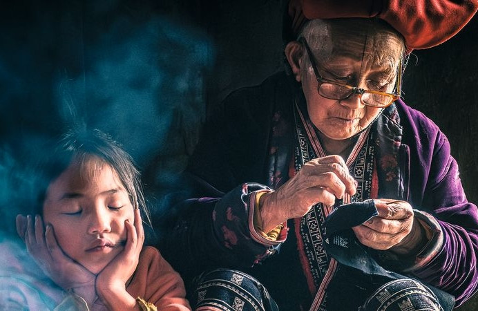 រូបថត​លោកយាយ និង​ចៅ​នៅ Lao Cai ឈ្នះ​ពានរង្វាន់​ថតរូប​ដ៏មានកិត្យានុភាព