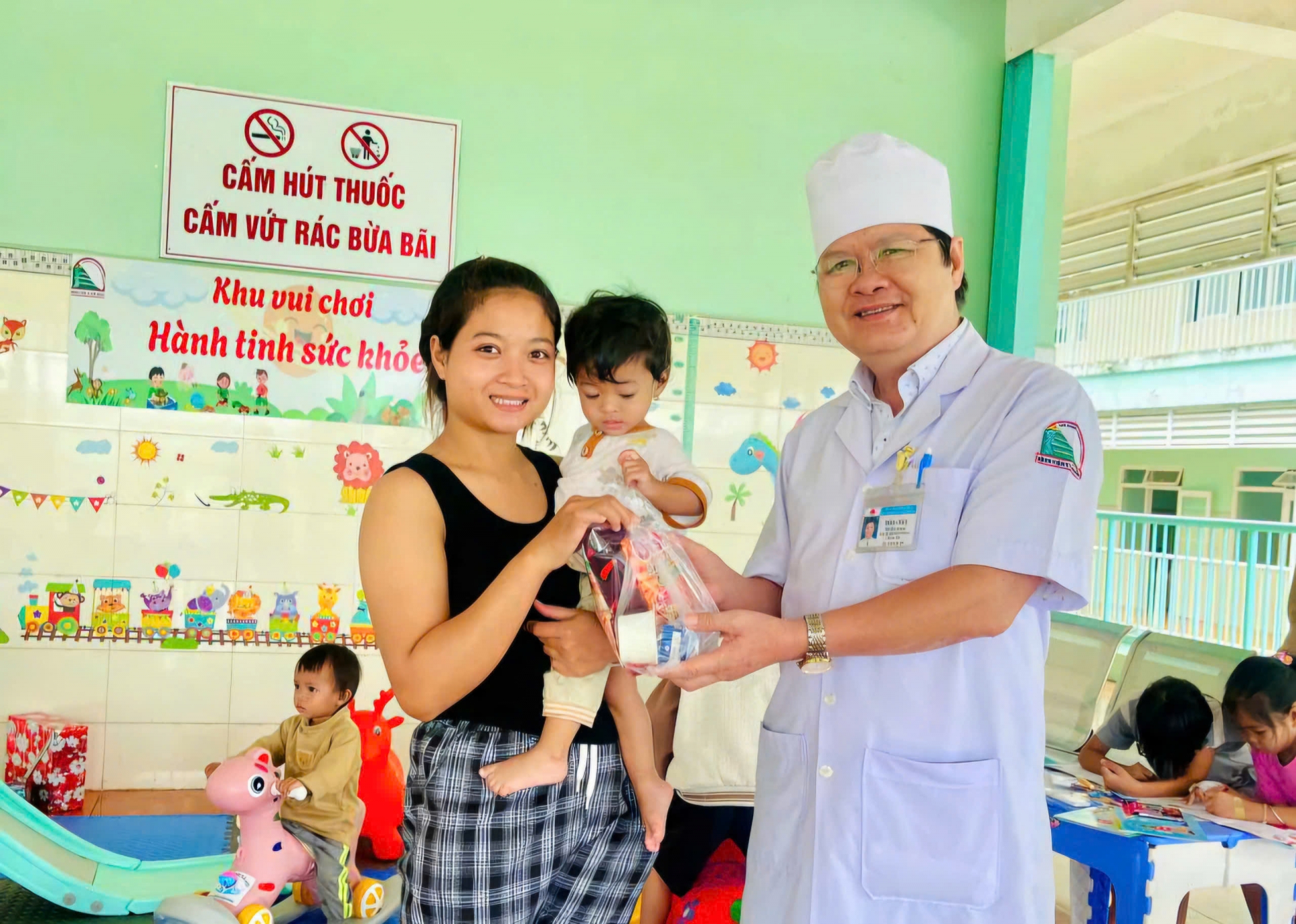 Các y, bác sĩ trao tặng quà cho các bệnh nhi tại lễ khai trương khu vui chơi