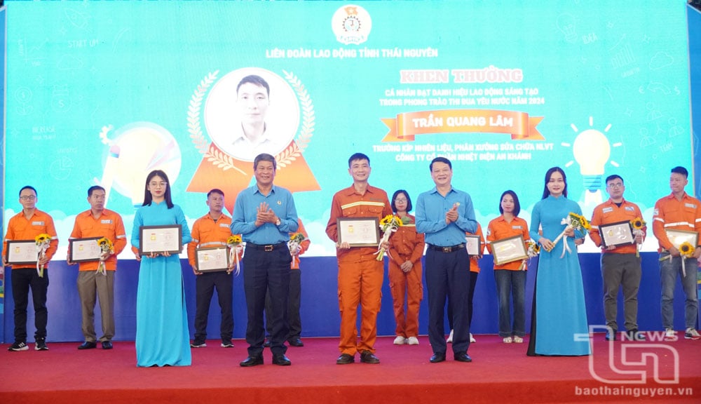 Die Verantwortlichen des vietnamesischen Gewerkschaftsbundes und des Arbeiterverbandes der Provinzen verliehen herausragenden Persönlichkeiten das Creative Labor Certificate.