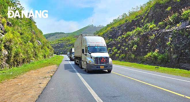 Các phương tiện lưu thông trên cao tốc La Sơn - Hòa Liên. Ảnh: THÀNH LÂN