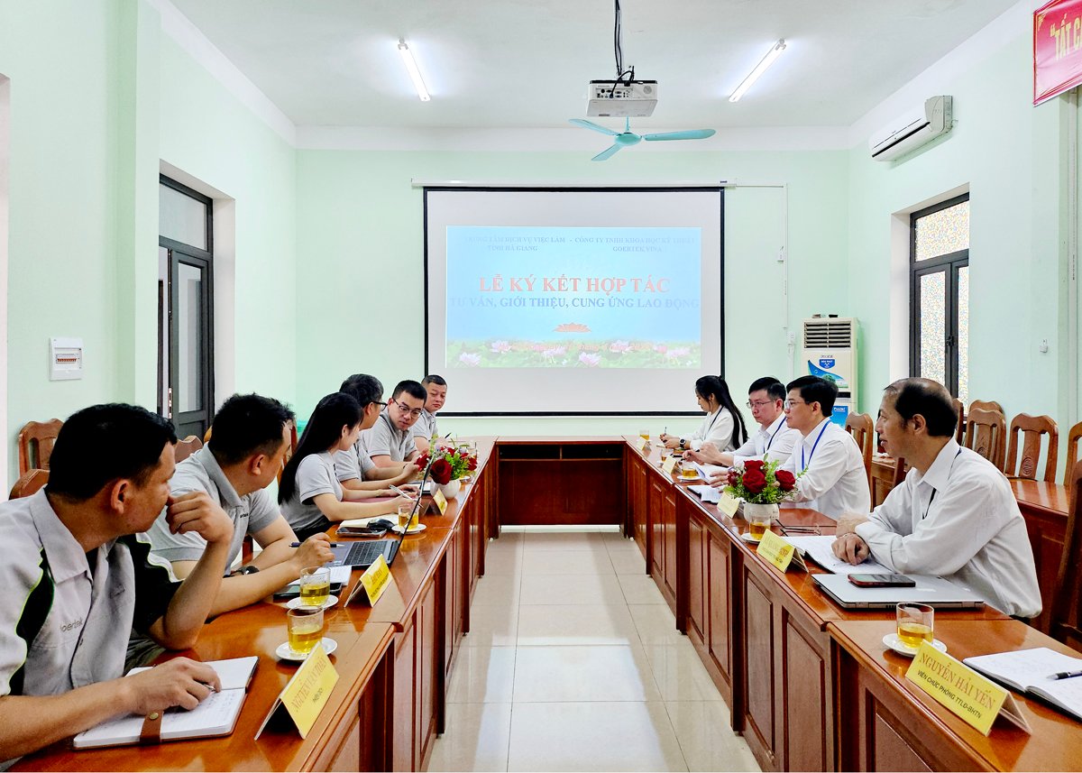 Lãnh đạo Trung tâm Dịch vụ việc làm tỉnh trao đổi với Công ty TNHH Khoa học Kỹ thuật Goertek Vina tại buổi ký kết hợp tác tư vấn, giới thiệu và cung ứng lao động