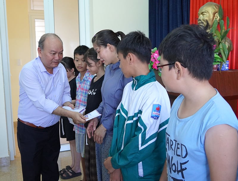 ตัวแทนสมาคมคนตาบอดจังหวัดเชียงราย มอบของขวัญให้กับเด็กพิการทางสายตาและบุตรสมาชิก เนื่องในโอกาสวันที่ 1 มิถุนายน