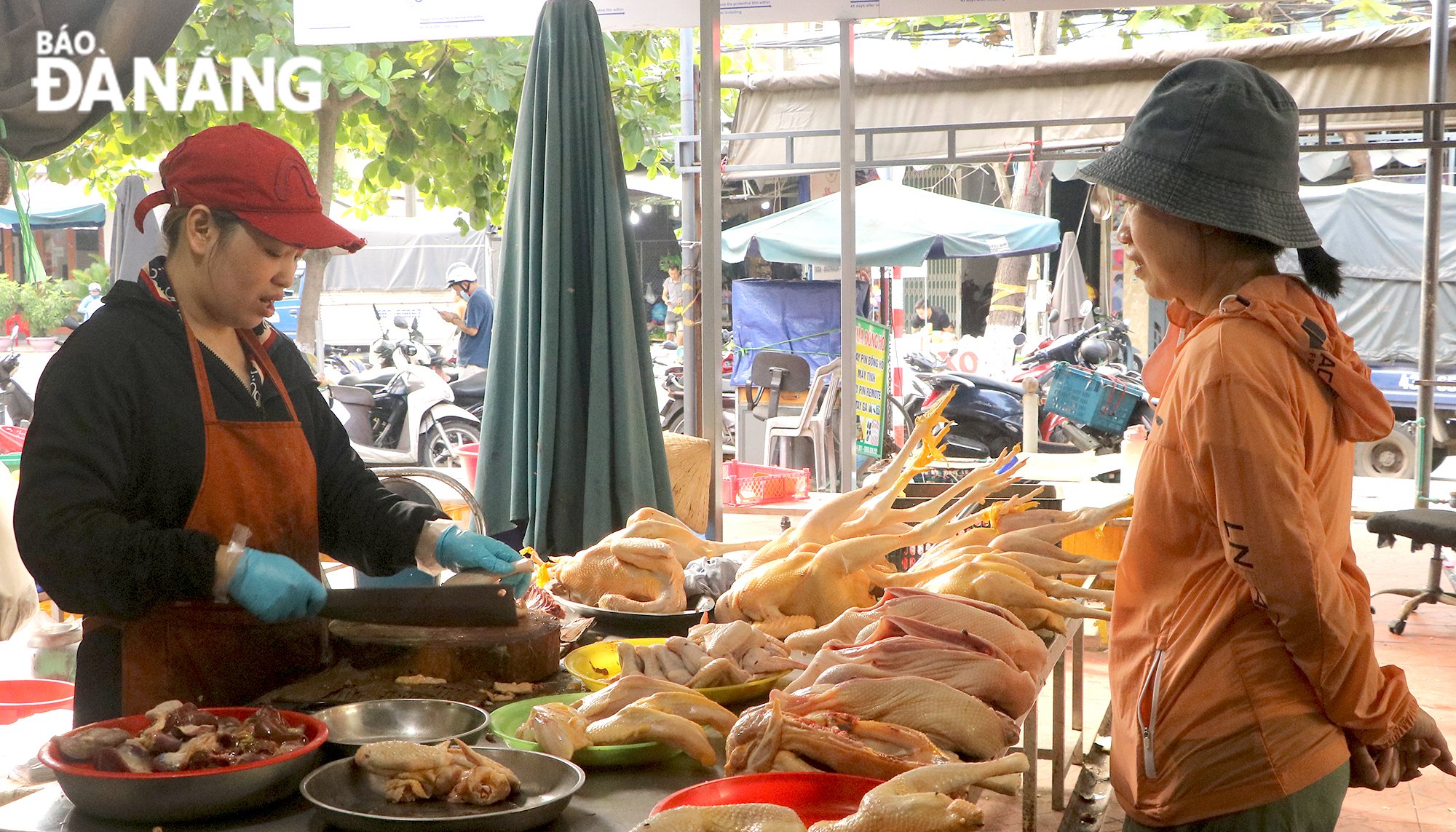 Giá thịt gà, vịt nguyên con tăng nhẹ từ 10.000 đồng/con so với ngày thường.
