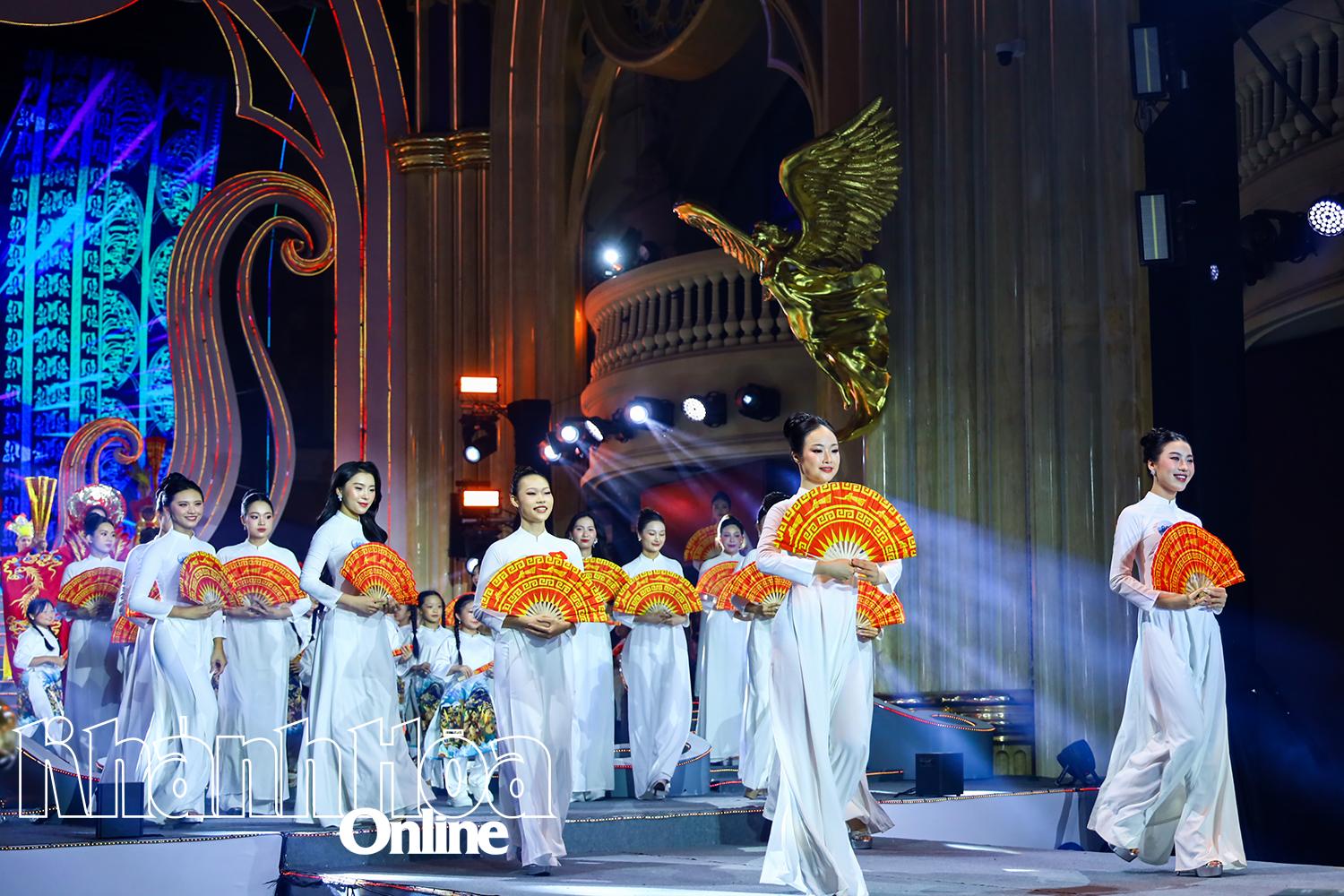 បេក្ខភាព​កំពូល​ទាំង​៣០​រូប​ក្នុង​ការ​ប្រកួត​យប់​ចុង​ក្រោយ​បាន​បង្ហាញ​ខ្លួន​នៅ​ចំពោះ​មុខ​ទស្សនិកជន​ក្នុង​ឈុត​អាវ​ស​សុទ្ធ។