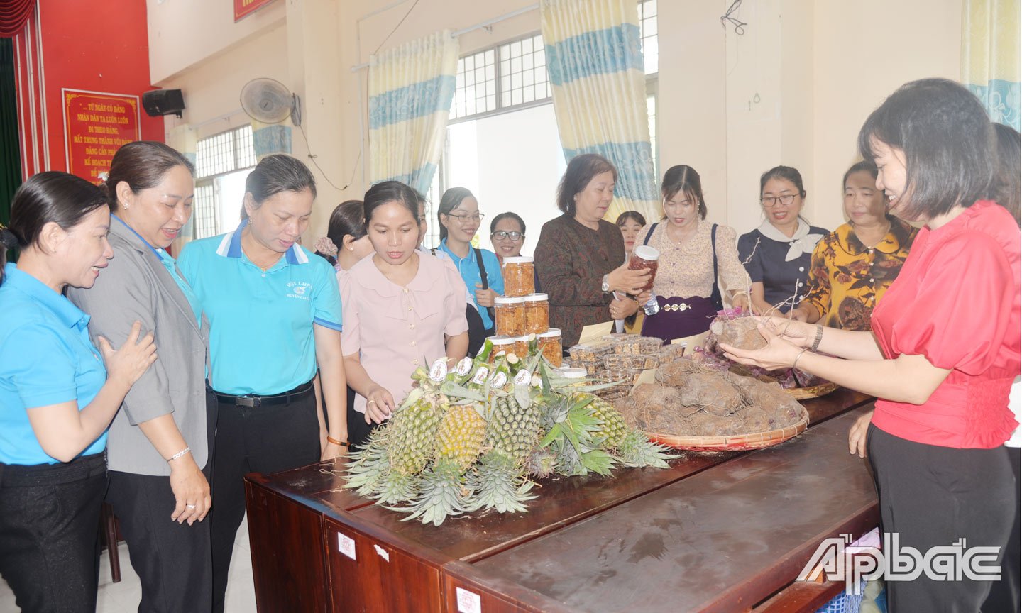 បុគ្គលិក និង HVPN បានចូលរួមចែករំលែកបទពិសោធន៍ក្នុងការគ្រប់គ្រង និងប្រតិបត្តិការគំរូ KTTT នៅសហករណ៍ Tan Hoa Dong ស្រុក Tan Phuoc ។