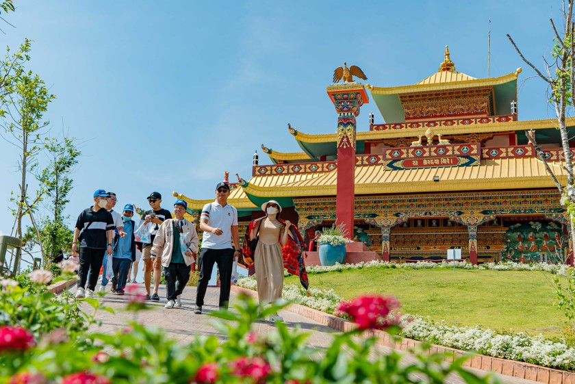 Lối dẫn vào Nhà trưng bày ngập tràn sắc hoa.