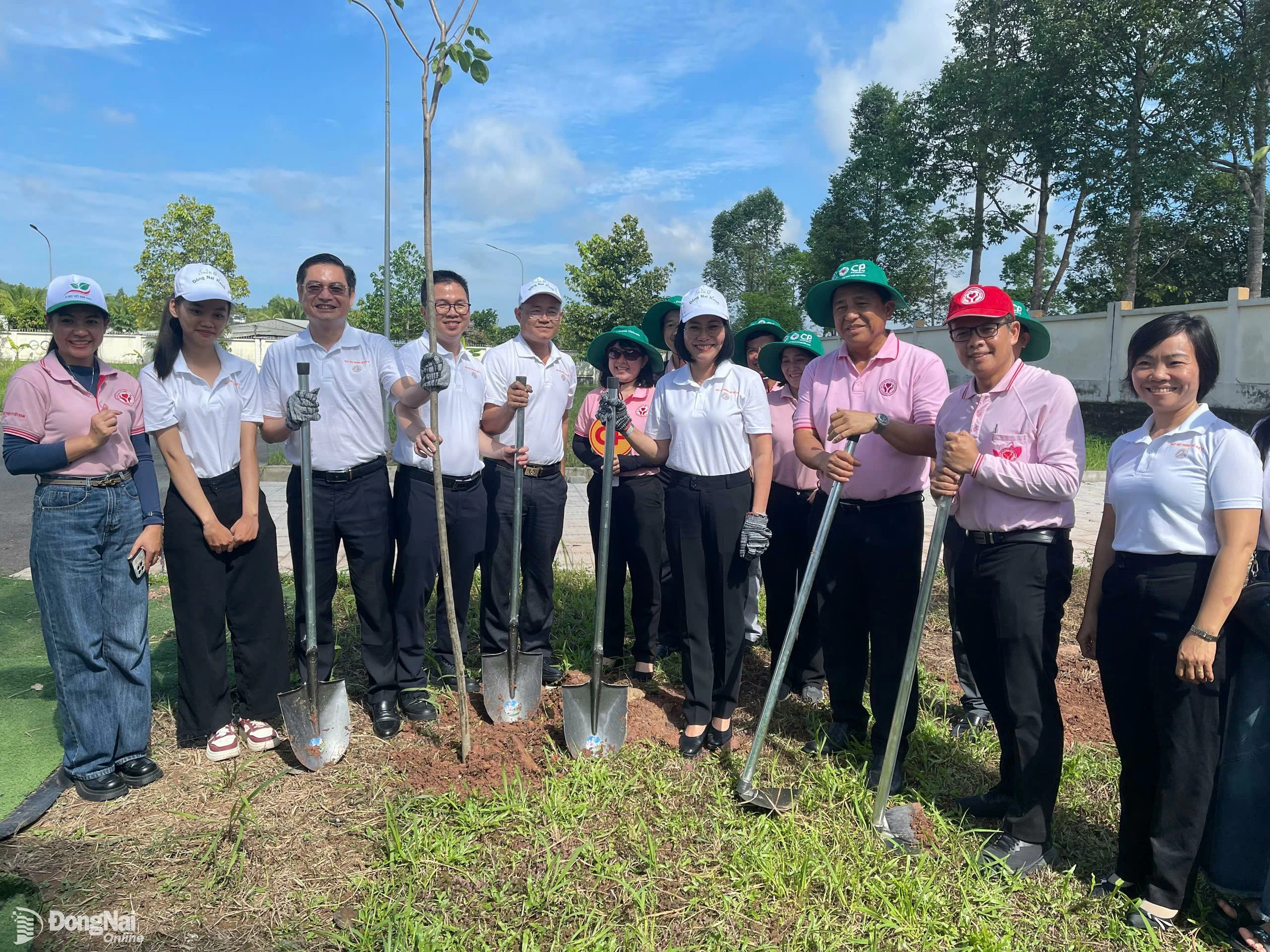 Lãnh đạo tỉnh cùng sở, ngành, địa phương và doanh nghiệp trồng cây xanh nhân lễ phát động 