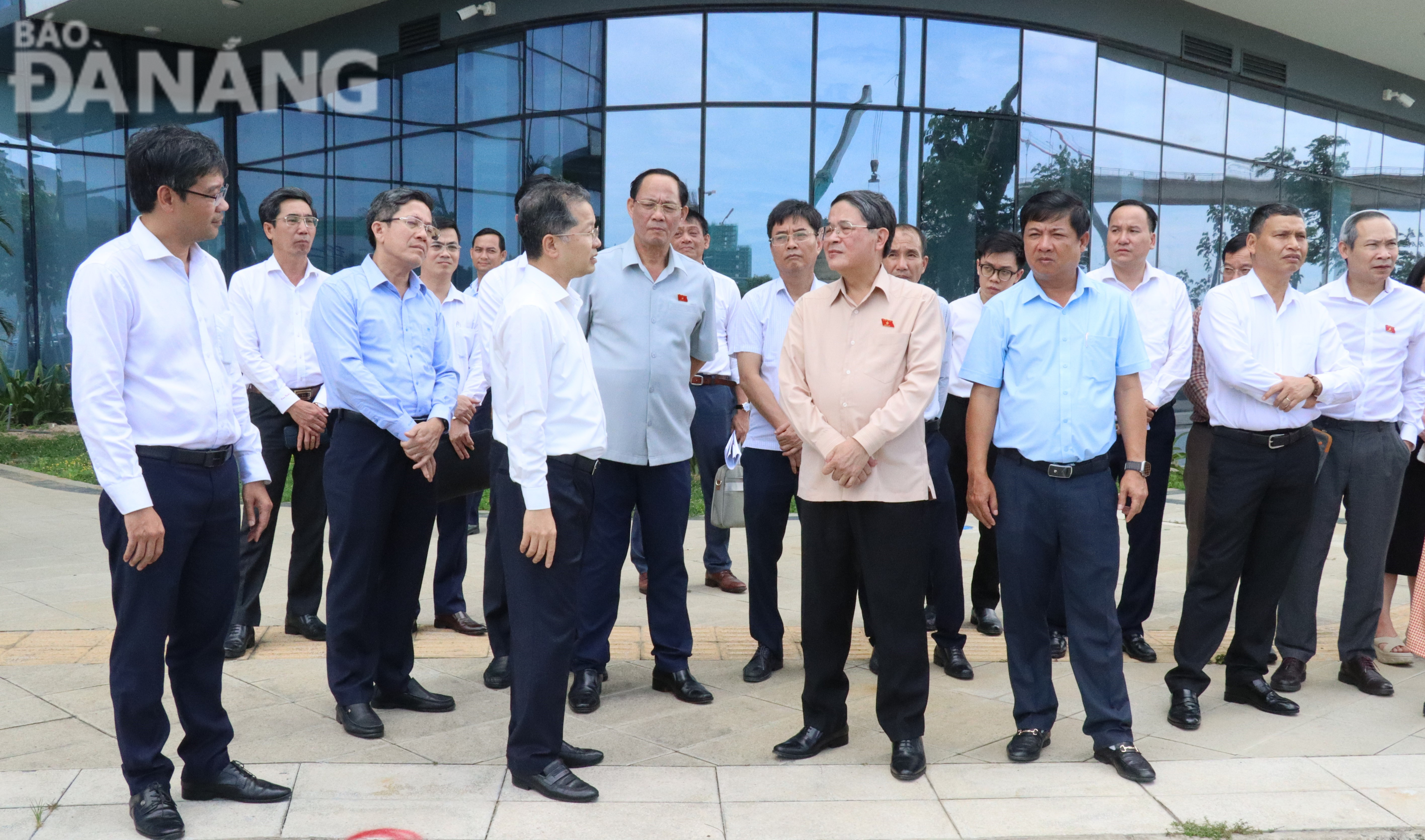 Đoàn công tác của Quốc hội và lãnh đạo thành phố kiểm tra thực tế tại Khu công viên phần mềm Đà Nẵng số 2. Ảnh: M.QUẾ