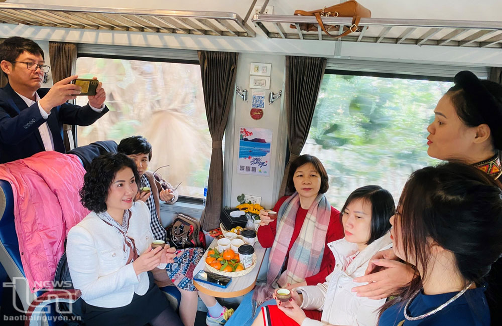 Du khách lưu giữ hình ảnh trên chuyến tàu du lịch từ Hà Nội đến Thái Nguyên.