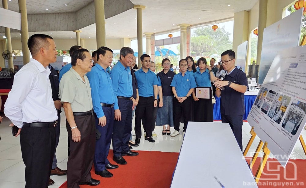 Die Delegierten besuchten den Ausstellungsbereich mit technischen Innovationsmodellen der Samsung Electronics Vietnam Thai Nguyen Company Limited. 