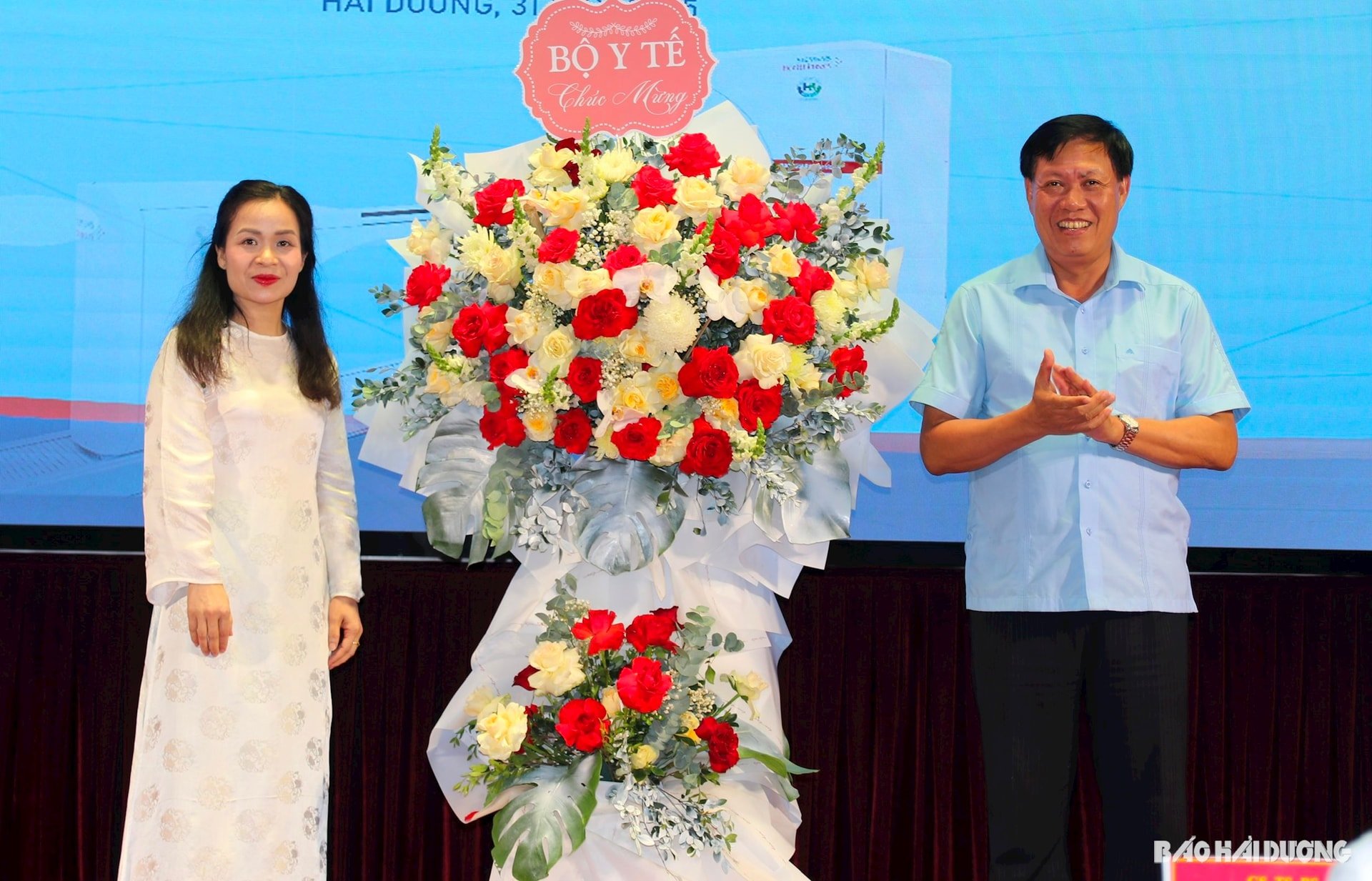 thu-truong-do-xuan-tuyen-tang-hoa-chuc-mung.jpg
