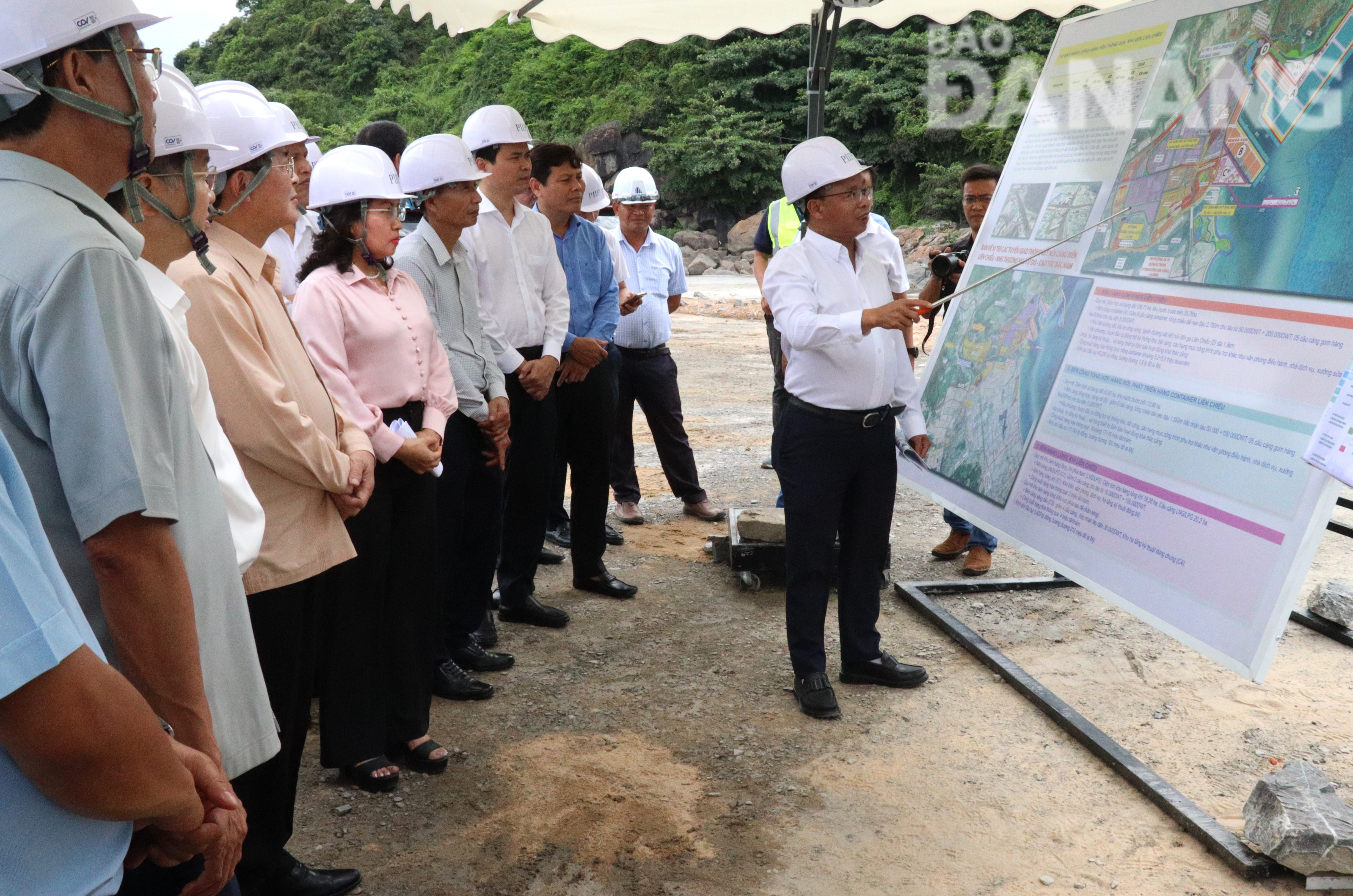 Đoàn công tác Quốc hội và lãnh đạo thành phố kiểm tra thực tế dự án cảng Liên Chiểu. Ảnh: M.QUẾ