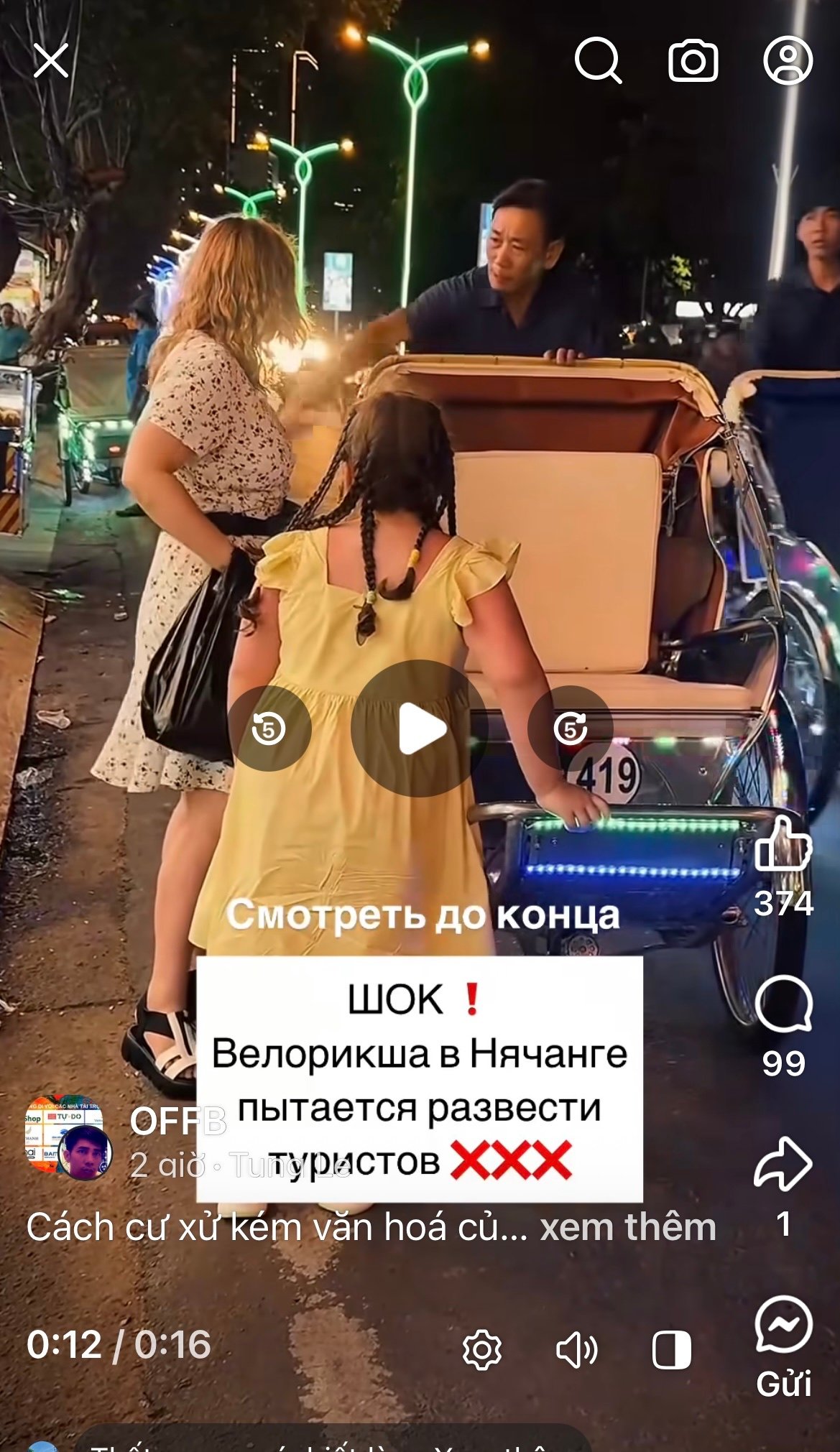 Tài xế giật tiền từ tay du khách (ảnh cắt từ clip).&nbsp;