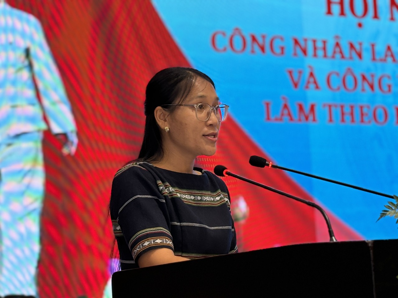 La Sra. Khuong, una trabajadora destacada de Pan-Hulic Joint Stock Company, habló en la ceremonia de reconocimiento.