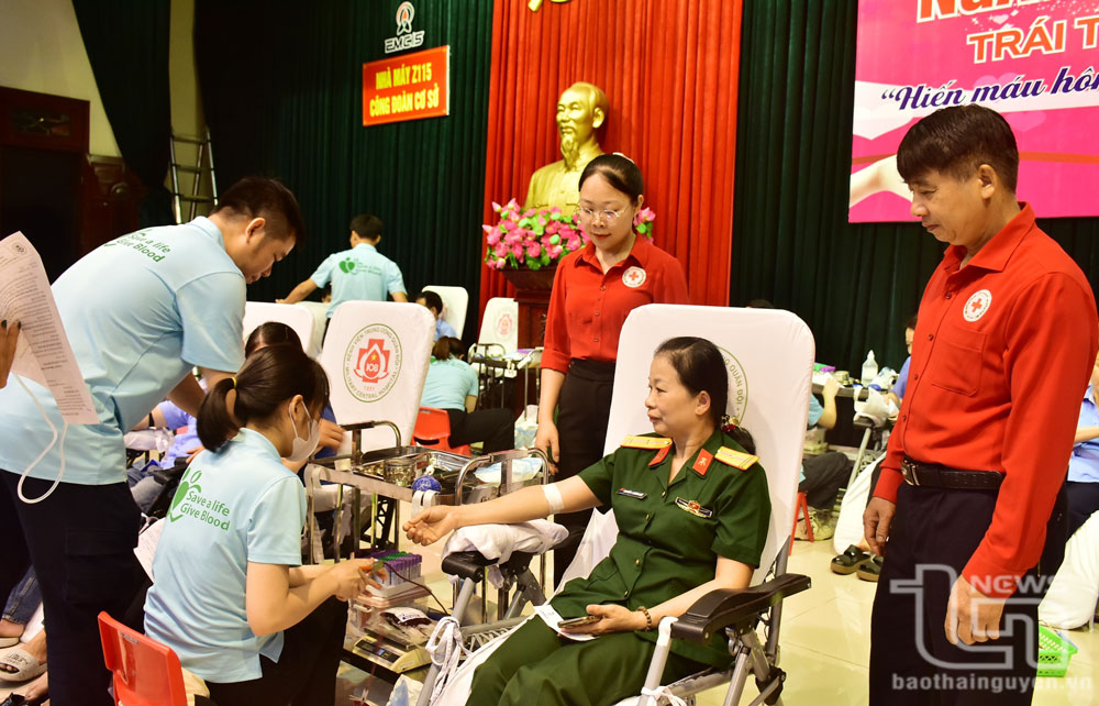 Đoàn viên Công đoàn Nhà máy Z115 tham gia hiến máu tình nguyện.