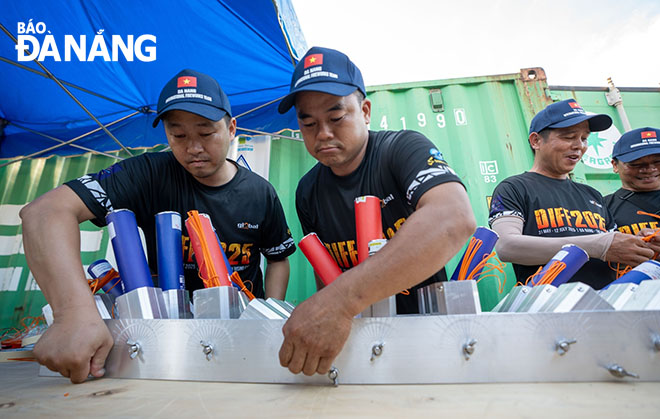 Các đội pháo hoa sẵn sàng cho đêm khai mạc 31-5. Ảnh: N.H-Đ.L