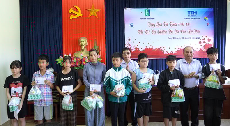 หน่วยงานต่างๆ ร่วมกันประสานงานมอบของขวัญให้กับเด็กๆ