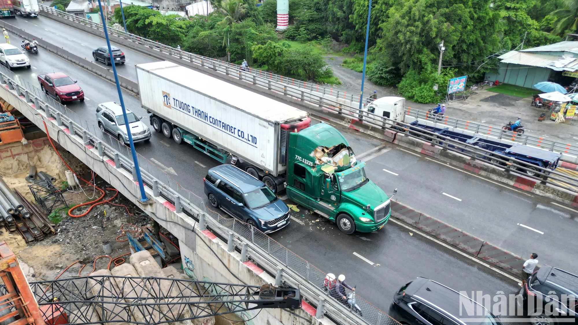 [Ảnh] Cần cẩu đổ đè xe đầu kéo container và ô-tô tại công trình giao thông ảnh 3