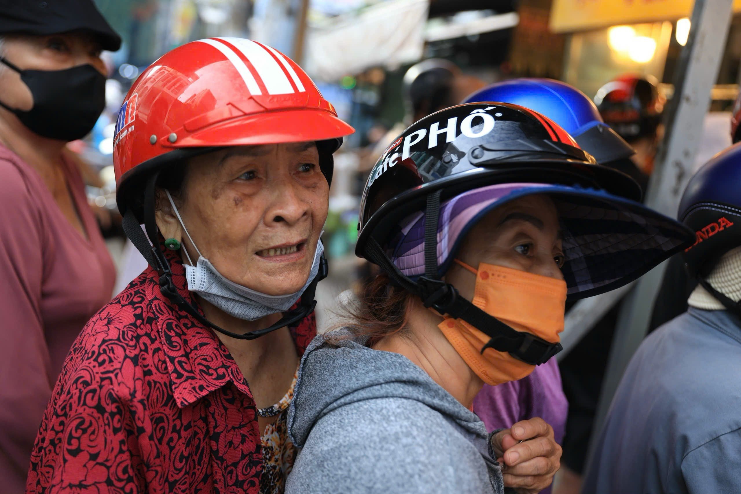 Tiệm vịt quay nổi tiếng TP.HCM đông nghẹt khách xếp hàng chờ mua dịp tết Đoan Ngọ - Ảnh 2.